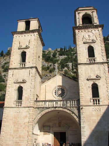 スロベニア、クロアチア紀行　その１０１　モンテネグロの世界遺産・コトル旧市街の岩山の城壁を背にした聖トリフォン大聖堂