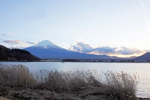 夕暮れの河口湖湖畔からの富士山
