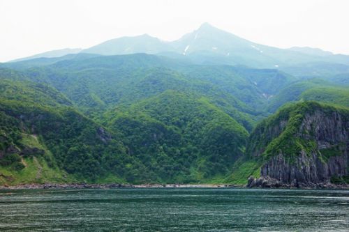 北海道・道東の旅　その１７　知床岬までのクルージング Part3 カシュニの滝と硫黄山