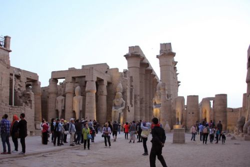 エジプト紀行　その２１　ライトアップした世界遺産・ルクソール神殿のラムセス2世の中庭