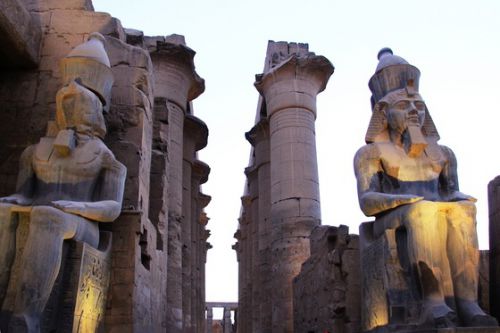 エジプト紀行　その２２　ライトアップした世界遺産・ルクソール神殿の大列柱廊とアメンヘテプ3世の中庭