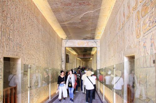 エジプト紀行　その３４　ルクソール西岸の世界遺産・王家の谷-2  ラムセス９世の墓の入口付近の壁画
