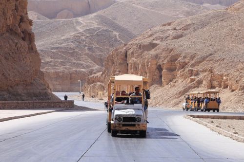 エジプト紀行　その３９　ルクソール西岸の世界遺産・王家の谷-7  乗り合いカートのイラスト