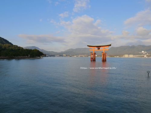 広島・石見銀山旅行ブログその6！宮島・厳島神社へフェリーで向かう（世界遺産旅行記）