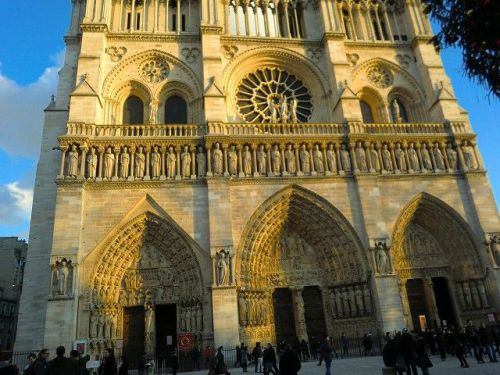 パリ【世界遺産】ノートルダム大聖堂　7年前の画像　朝日を浴びた大聖堂は美しいです♪