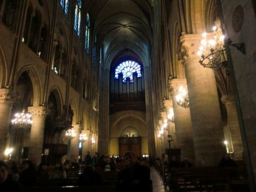 【世界遺産】ノートルダム大聖堂　2012年1月訪問時　過去の内部画像です。　美術品は大丈夫？