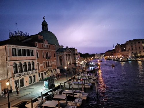 【ベネチア旅行】夜のスカルツィ橋から見る、稲光に照らされたサン・シメオン・ピッコロと夜のベネチア - ヨーロッパ旅行記（とその他諸々）