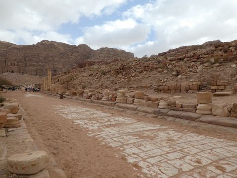 ヨルダン旅行　その１２　ペトラ遺跡の大神殿。