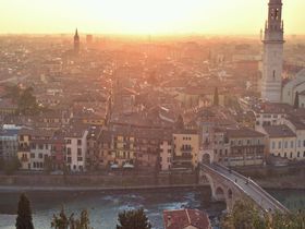 ヴェローナの城跡からイタリア屈指の古都と川と夕陽を望む｜イタリア｜LINEトラベルjp 旅行ガイド