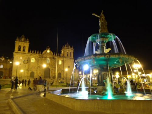 【世界遺産の街クスコの中心】アルマス広場 (Plaza de Armas)