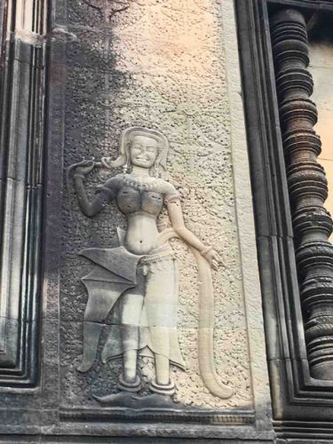 カンボジアのおすすめ日本語ガイドトム(745)アンコールワットの朝焼けと女神像