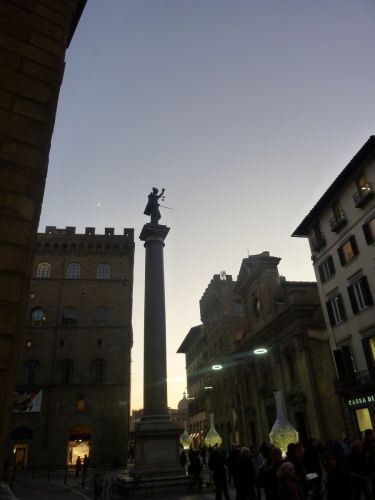 冬のイタリア「ひとりで滞在するフィレンツェ旅！夜の街を歩く。イノシシ様にごあいさつして、再びポンテ・ヴェッキオへ」 - 「暮らすように旅したい！」　旅のあれこれ ariruariru