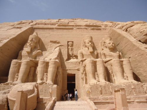 【入口に約22mの4体のラムセス2世の像がある】アブ・シンベル神殿 (Abu Simbel)