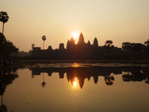 【アンコールの遺跡群でサンライズを鑑賞する定番スポット】アンコール・ワット (Angkor Wat) の西参道からのサンライズ