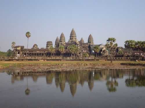 【カンボジアの世界遺産「アンコールの遺跡群」を代表する巨大な寺院】アンコール・ワット (Angkor Wat)