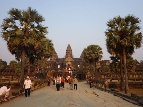【サンライズだけでなく、サンセットもなかなか幻想的 !!】アンコール・ワット (Angkor Wat) でのサンセット鑑賞