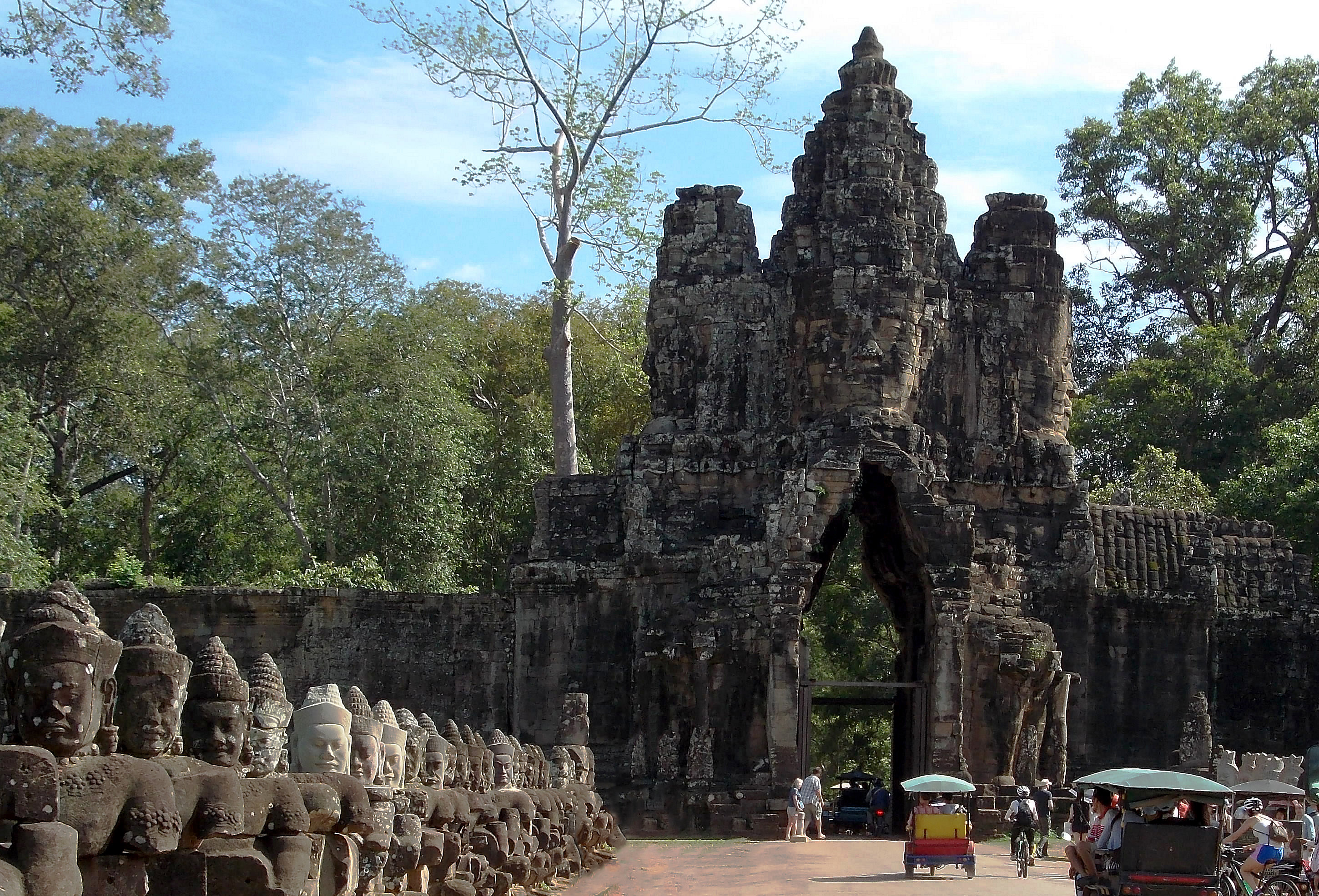 プレアヴィヒア遺跡はカンボジアとタイの国境にあり、アンコール王朝の10世紀初めに建立された...